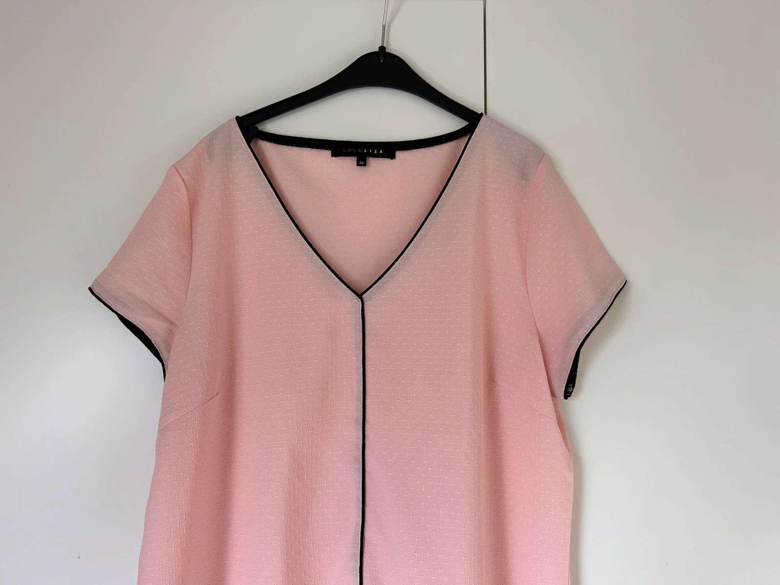 Blusa rosa claro com decote em V e mangas curtas – photo 3